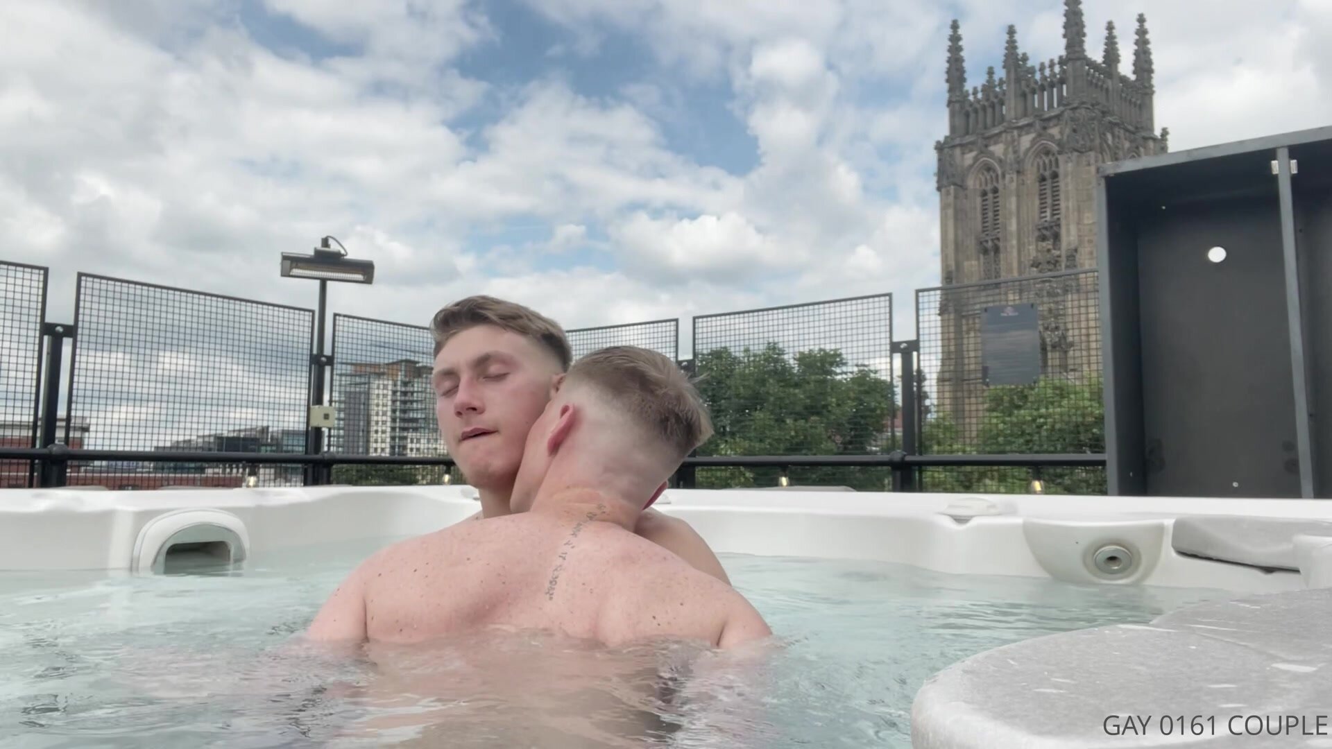 Gay Oral Pool Sex - Hot Tub Fuck - YesGay.xyz